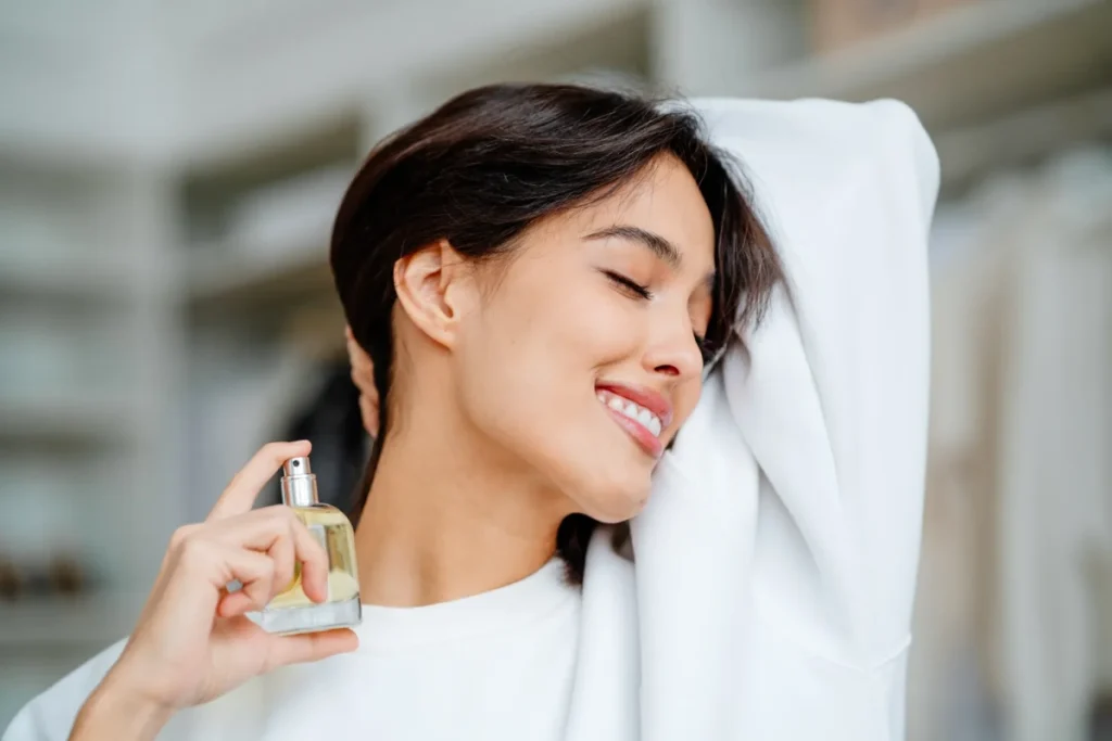 آیا اسپری عطر روی گردن خطر سرطان و ناباروری را افزایش می‌دهد؟ آنچه متخصصان می‌گویند